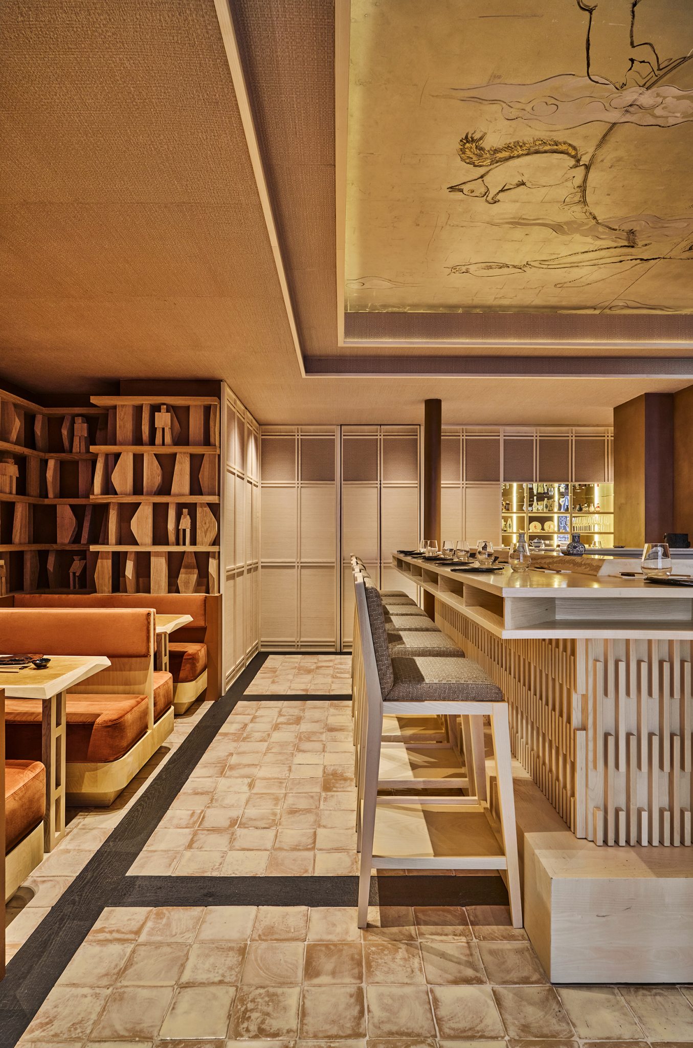 restaurant Hando, banquettes et table sur-mesure, bibliothèque en chêne sur mesure, tabouret de bar habillés de kimonos anciens chinés